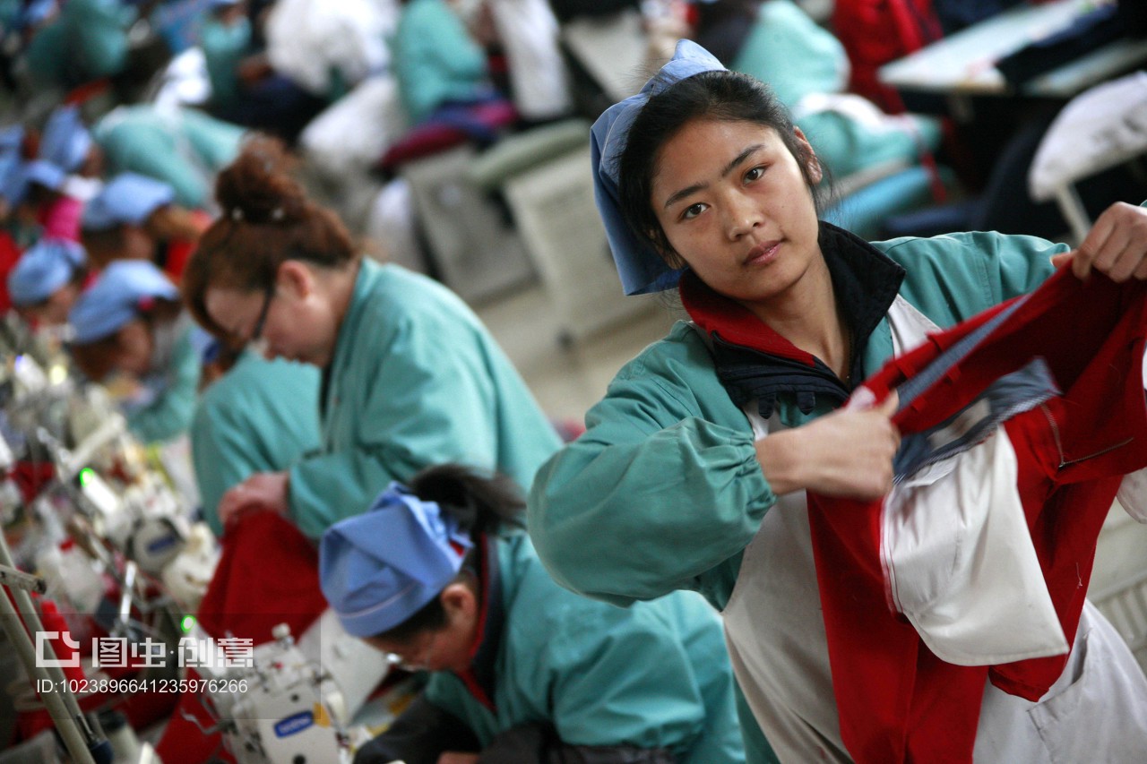 安徽省淮北市秋艳服装厂,女工在生产车间内加工出口到欧美地区的服装产品。