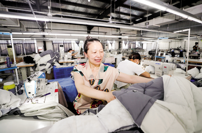 刘老庄镇一服装生产企业车间,工人在赶制生产订单